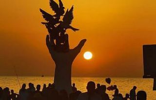 Kuşadası’nda gün batımı izleyenleri mest etti