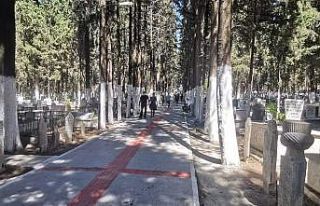 Kuşadası’nda mezarlıklar ziyaretçi akınına...