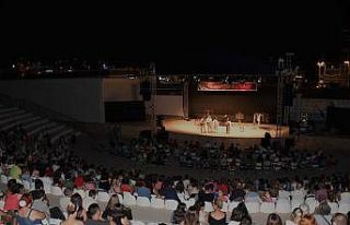 Kuşadası’nda pandemi sonrası ilk tiyatro oyunu