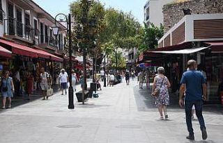 Kuşadası’nın yenilenen çarşılarına turistler...