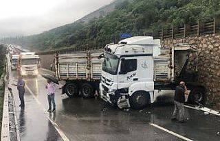 Kuvvetli sağanak yağışın sebep olduğu kaza D-100’ü...