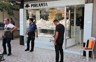 Kuyumcunun iyi niyetinden faydalanıp, bıçak zoru...