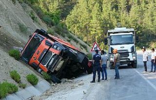 Lastiği patlayan kamyon devrilerek alev alev yandı