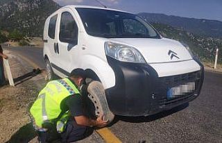 Lastiği patlayan sürücüye jandarma yardım etti