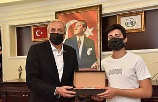 LGS Bozüyük birincisine tablet hediye edildi