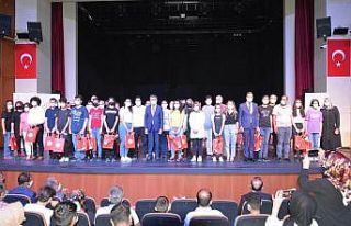 LGS ilk 100’e giren öğrenciler ödüllendirildi