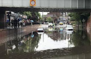Londra’daki şiddetli yağış sele neden oldu