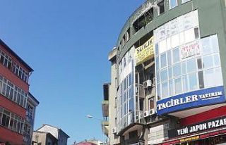 Maaşını alamayınca çalıştığı binanın çatısına...