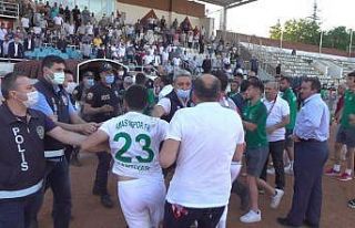 Maçın bitiş düdüğü ile saha karıştı, polis...