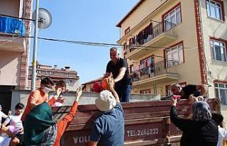 Mahalle Muhtarı çocuklara bayramlık top ve dondurma...