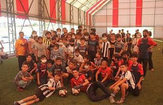 Mahalleler arası penaltı turnuvasında çocuklar...