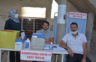 Mahallelerde stant açıp aşı yaptılar