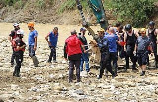 Mahsur kalan köpek kepçeyle kurtarıldı
