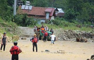 Mahsur kalan köylülerin traktörle karşıya geçebilmesi...