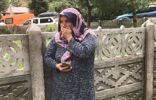 Mahsur kaldığı alandan kepçe ile kurtarılan kadın,...