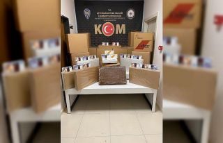 Makaronlar özel yapılmış masanın gizli bölmesinde...