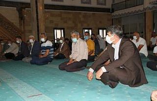 Malazgirt’te bayram namazı pandemi tedbirleri çerçevesinde...