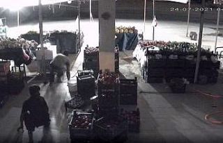 Manavdan hırsızlık anı güvenlik kamerasında