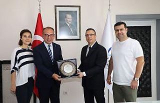 Manisa CBÜ’den Başkan Akın’a anlamlı plaket