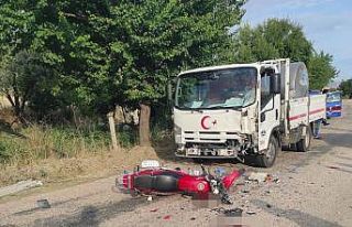 Manisa’da süt kamyoneti ile motosiklet çarpıştı:...