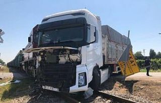 Manisa’da tren tıra çarptı, kimsenin burnu kanamadı