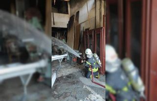 Marangoz atölyesindeki yangını itfaiye büyümeden...