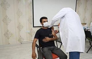 Mardin Büyükşehir Belediyesi personelinden aşılanmaya...