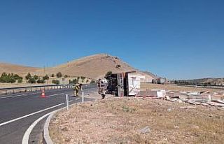 Mardin’de dolap yüklü tır devrildi