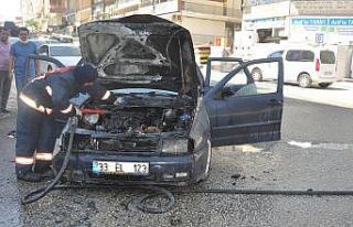 Mardin’de hareket halindeki otomobil alev aldı