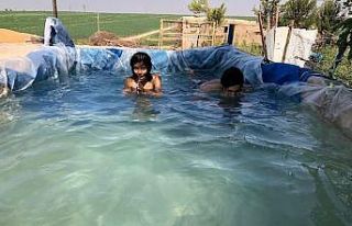 Mardin’de köy çocukları brandadan yapılan havuzda...