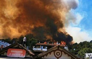 Marmaris’te alevler yerleşim yerlerini tehdit ediyor