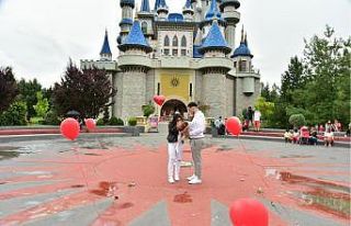 Masal Şatosu önünde rüya gibi evlilik teklifi