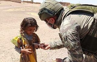 Mehmetçikten çocuklara şefkat eli