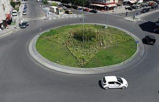 Melikgazi’nin kavşakları yeşillendi