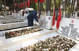 Mersin şehitliğinde hüzünlü bayramlaşma