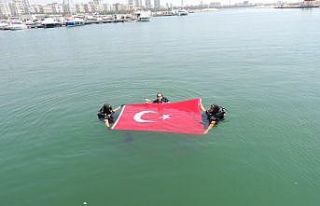 Mersin’de dalgıç polisler denizde Türk bayrağı...