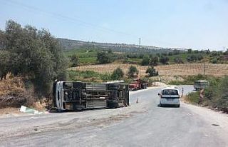 Mersin’de işçi servisi devrildi: 2 yaralı