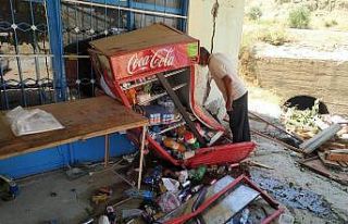 Mersin’de kontrolden çıkan otomobil iş yerine...