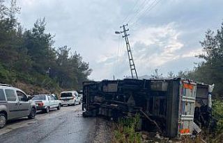 Mersin’de tarım işçilerini taşıyan kamyonet...