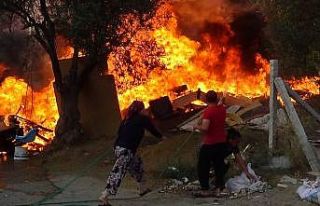 Metrelerce yükselen alevleri bahçe hortumlarıyla...