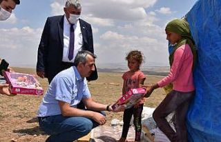 Mevsimlik işçilerin çocuklarına oyuncak sürprizi
