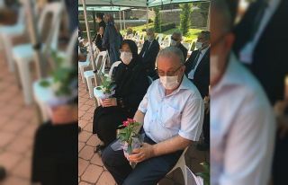 Mezar ziyaretine gelen şehit aileleri çiçeklerle...