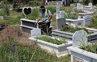 Mezarlıklar bayrama hazırlanıyor