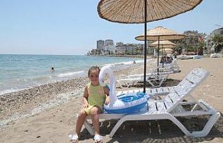 Mezitli’de sahillere şemsiye ve şezlong yerleştiriliyor