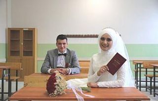 Mezun oldukları liseye gelinlik ve damatlıkla geldiler