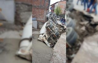 Mikser kamyonu devrildi