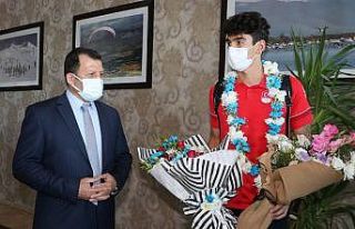 Milli yüzücü Yiğit Aslan çiçeklerle karşılandı