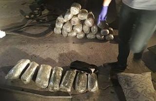 Minibüste 14 kilo 670 gram esrar ele geçirildi