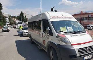 Minibüsün açık kapısından düşen yolcu yaralandı