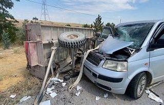 Minibüsün traktöre arkadan çarptığı kazada...